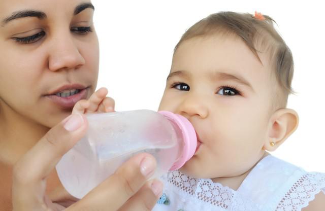 Porqué los bebés no deben tomar agua antes de los 6 meses? - Crianza Feliz